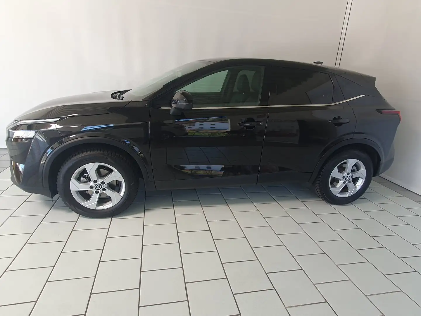 Nissan Qashqai 1,3 DIG-T MHEV 4x4 Tekna Aut. Schwarz - 2