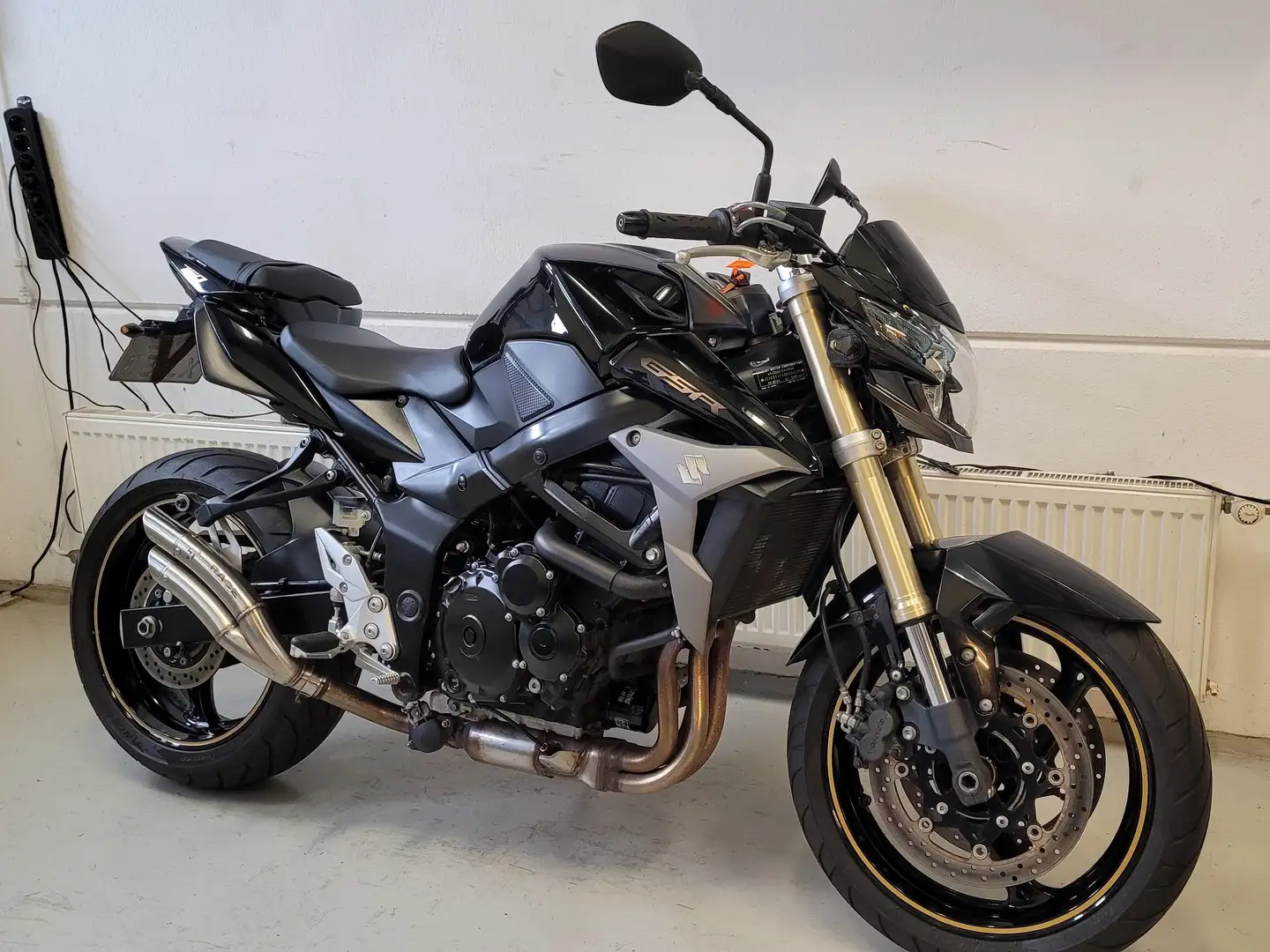 Suzuki GSR 750 met zeer lage kilometerstand Zwart - 2