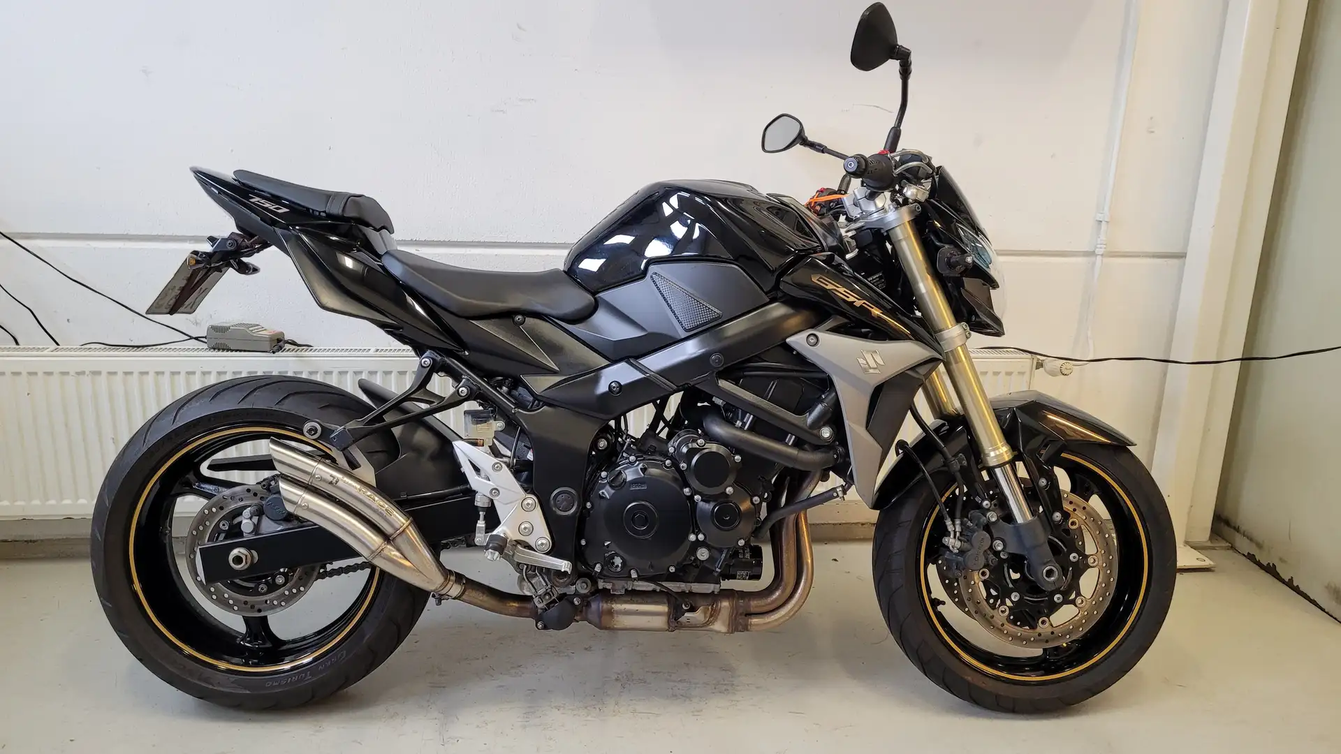 Suzuki GSR 750 met zeer lage kilometerstand Zwart - 1