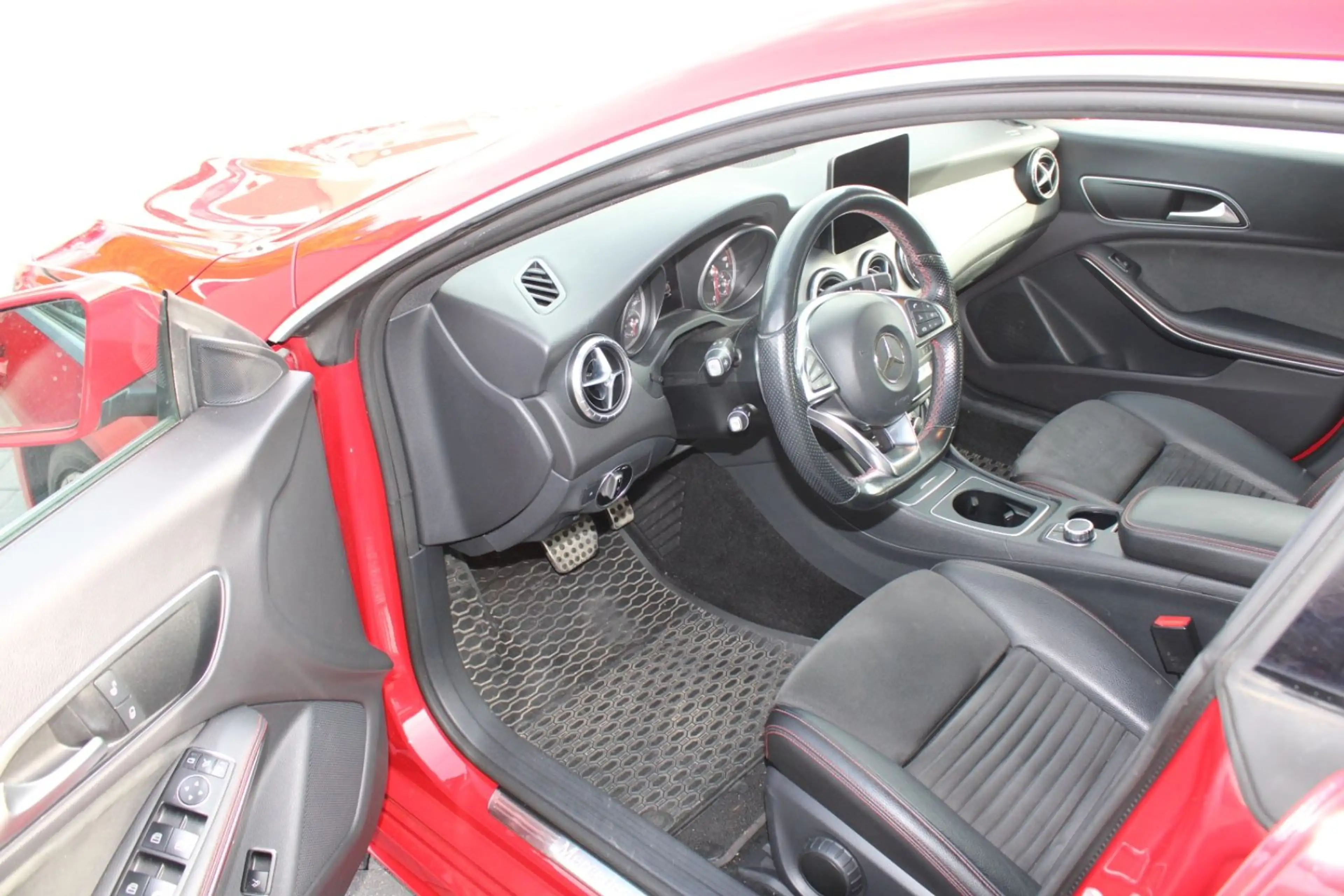 Mercedes-Benz CLA 220 d 4Matic *AMG LINE* — photo 15