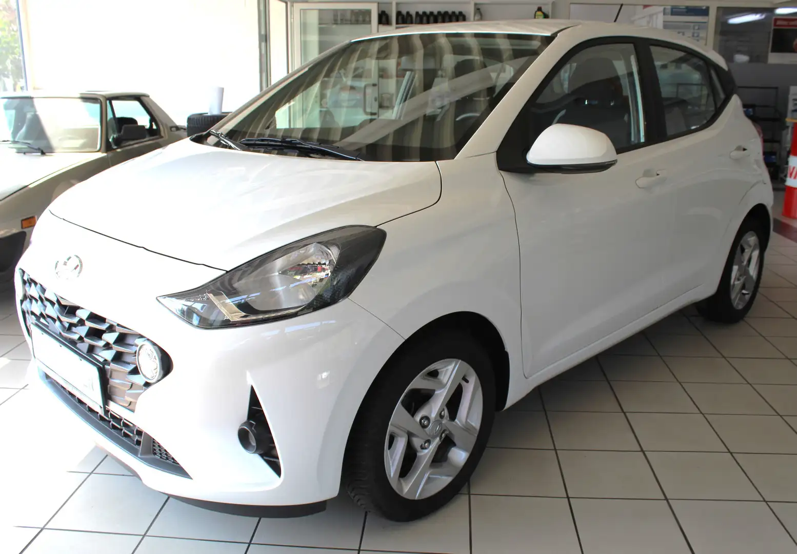 Hyundai i10 Trend, SHZ, Allwetter, Tempomat, 1.Hd. Weiß - 2