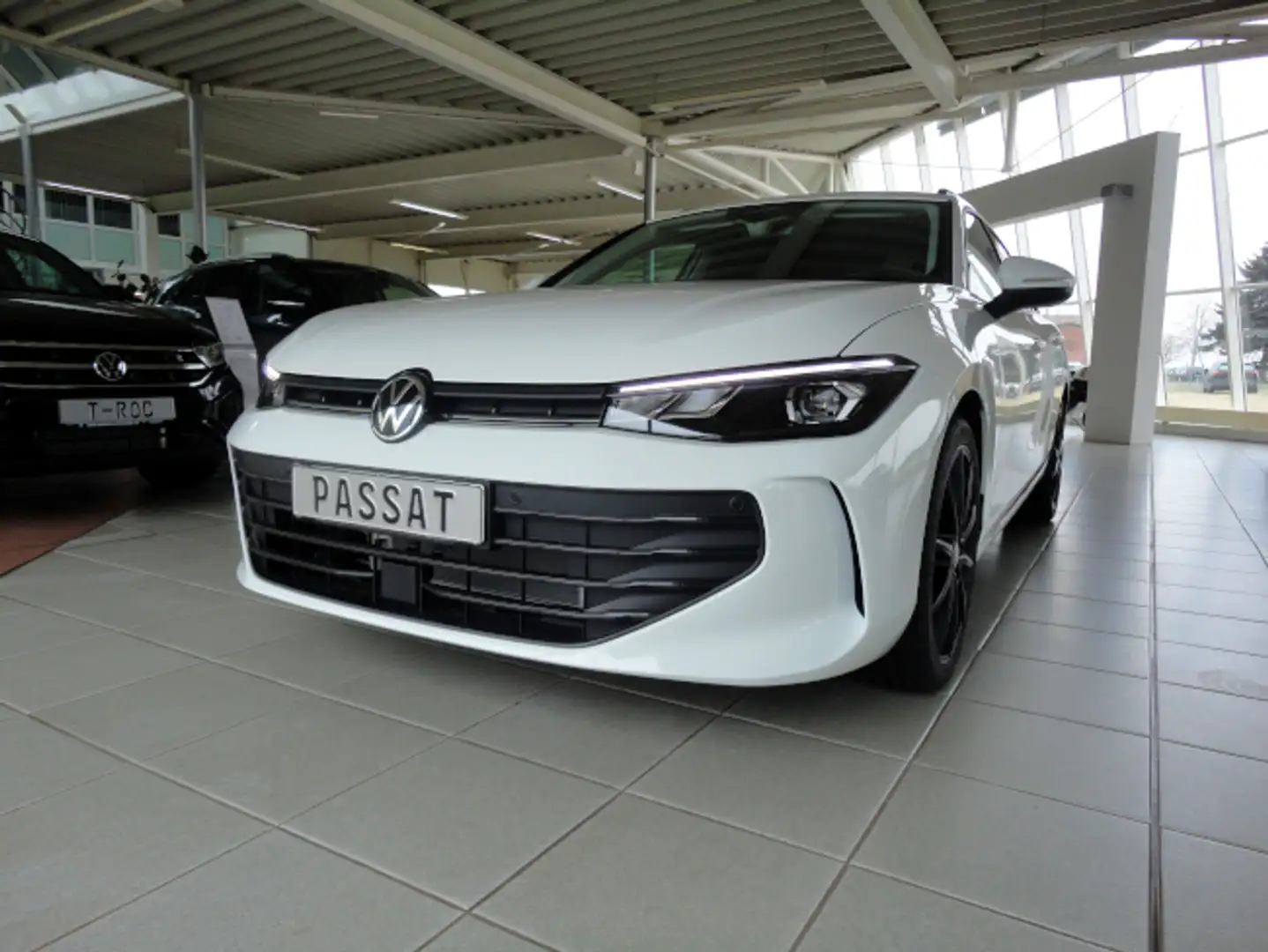 Volkswagen Passat Variant Black Style eTSI MHEV 7-Gang-DSG White - 1