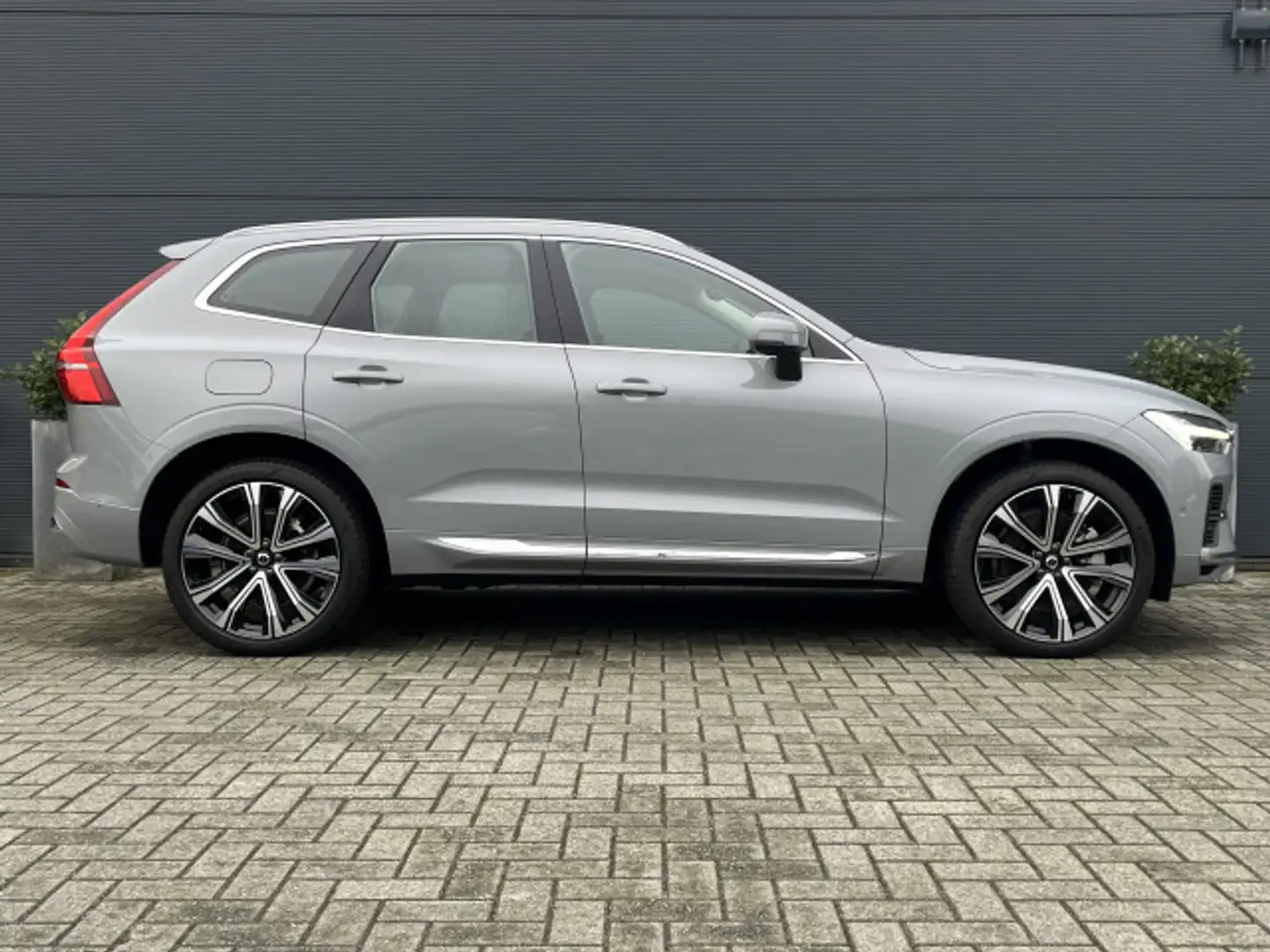 Volvo XC60 2.0 T6 Plug-in hybrid AWD Plus Bright | Achterbank Grijs - 2