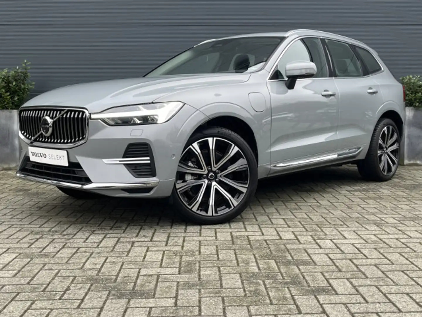 Volvo XC60 2.0 T6 Plug-in hybrid AWD Plus Bright | Achterbank Grijs - 1