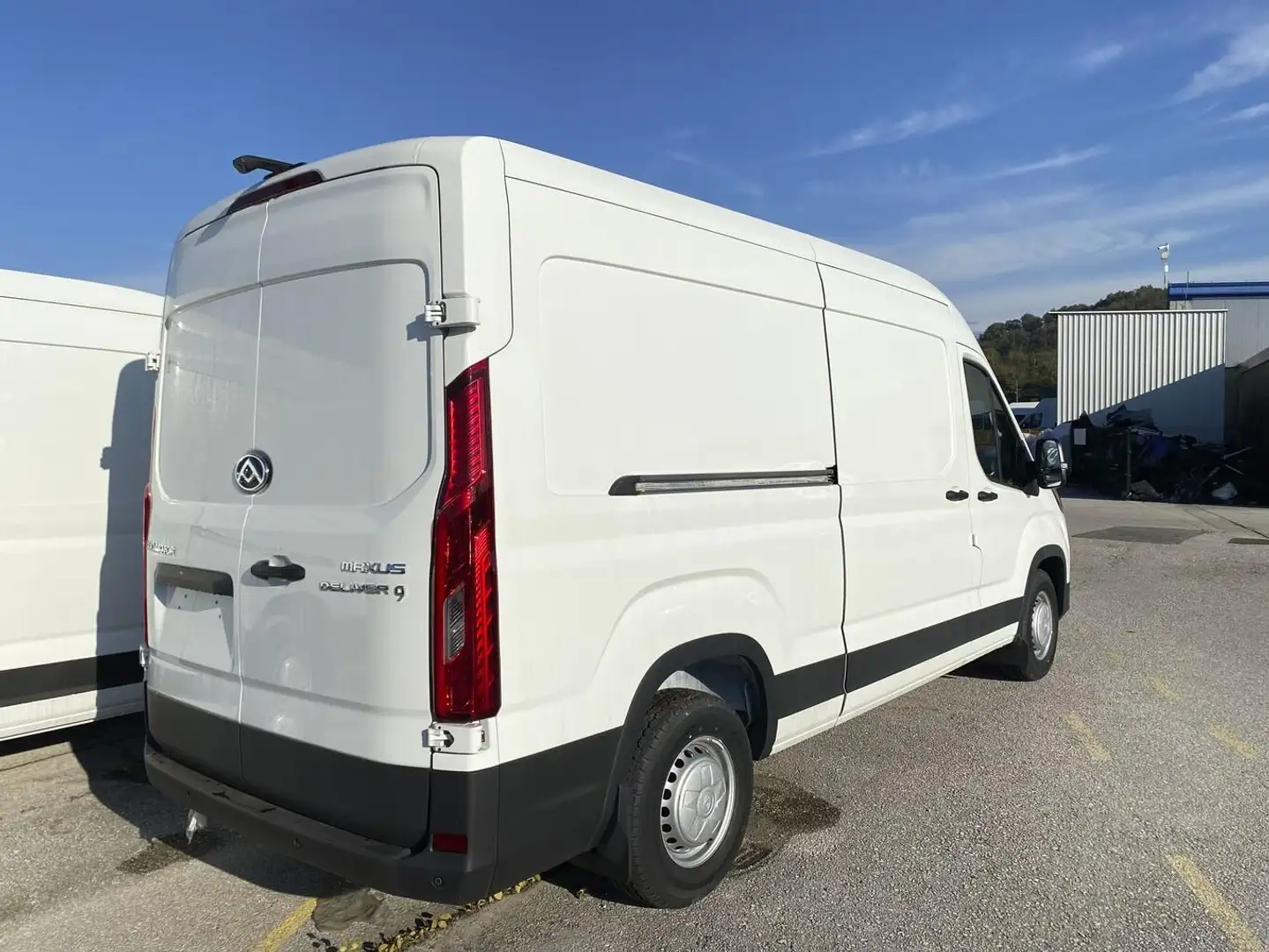 Maxus Deliver 9 2.0 Diesel 148 L3H2 LED Kam PDC Temp 108 kW (14... Weiß - 2