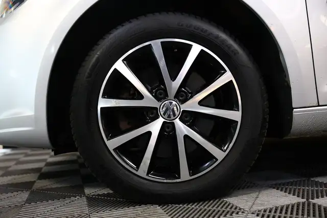 Volkswagen Touran view 4