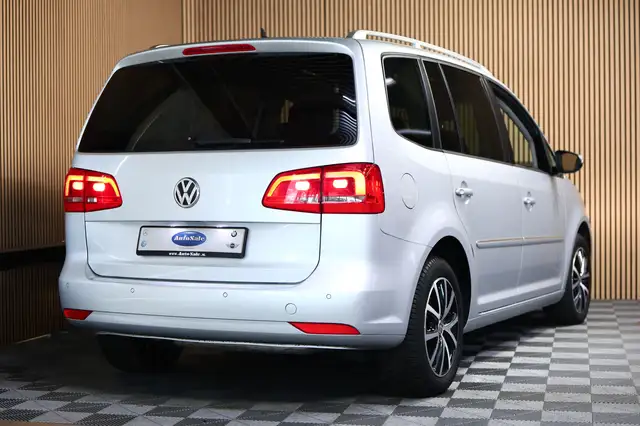 Volkswagen Touran view 3