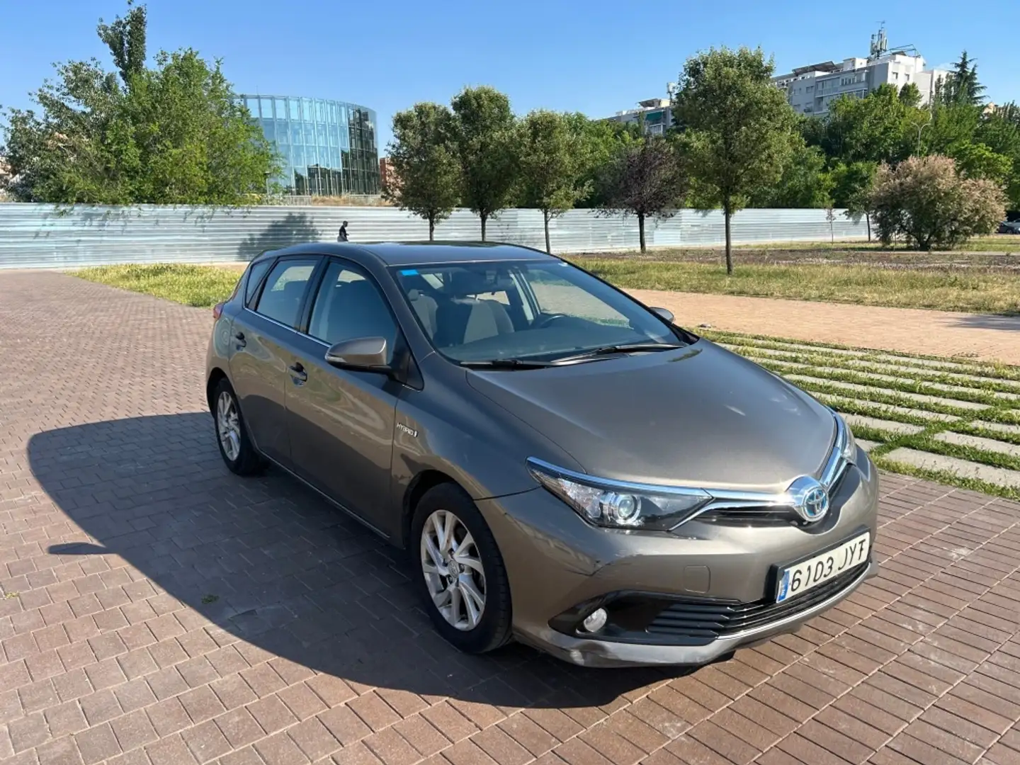 Toyota Auris hybrid 140H Feel! Edition Beige - 2