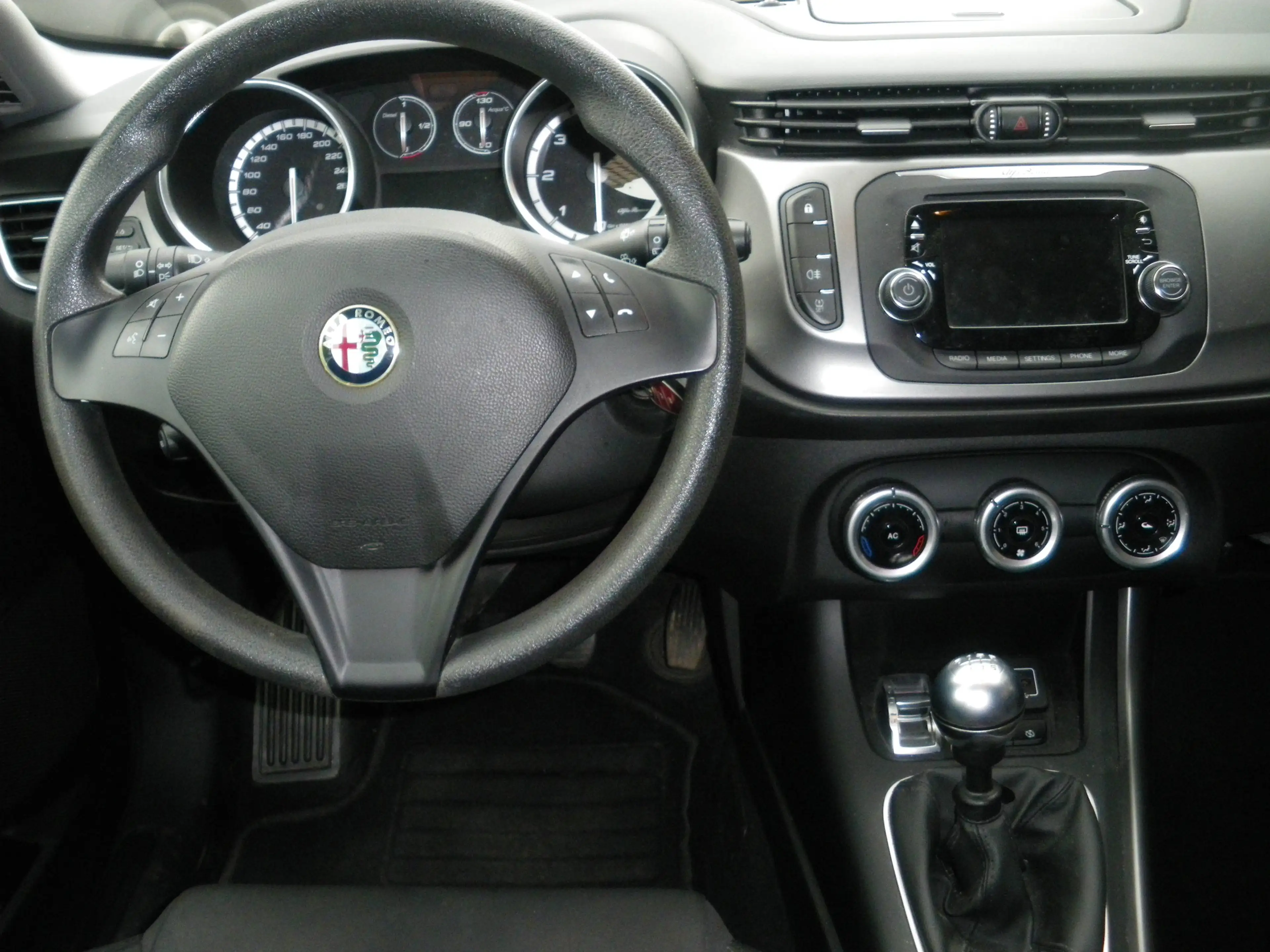 Alfa Romeo Giulietta Impression, Klima, LED, Alufelgen, PDC, ZV mit FB — photo 9