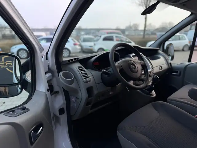 Opel Vivaro view 2