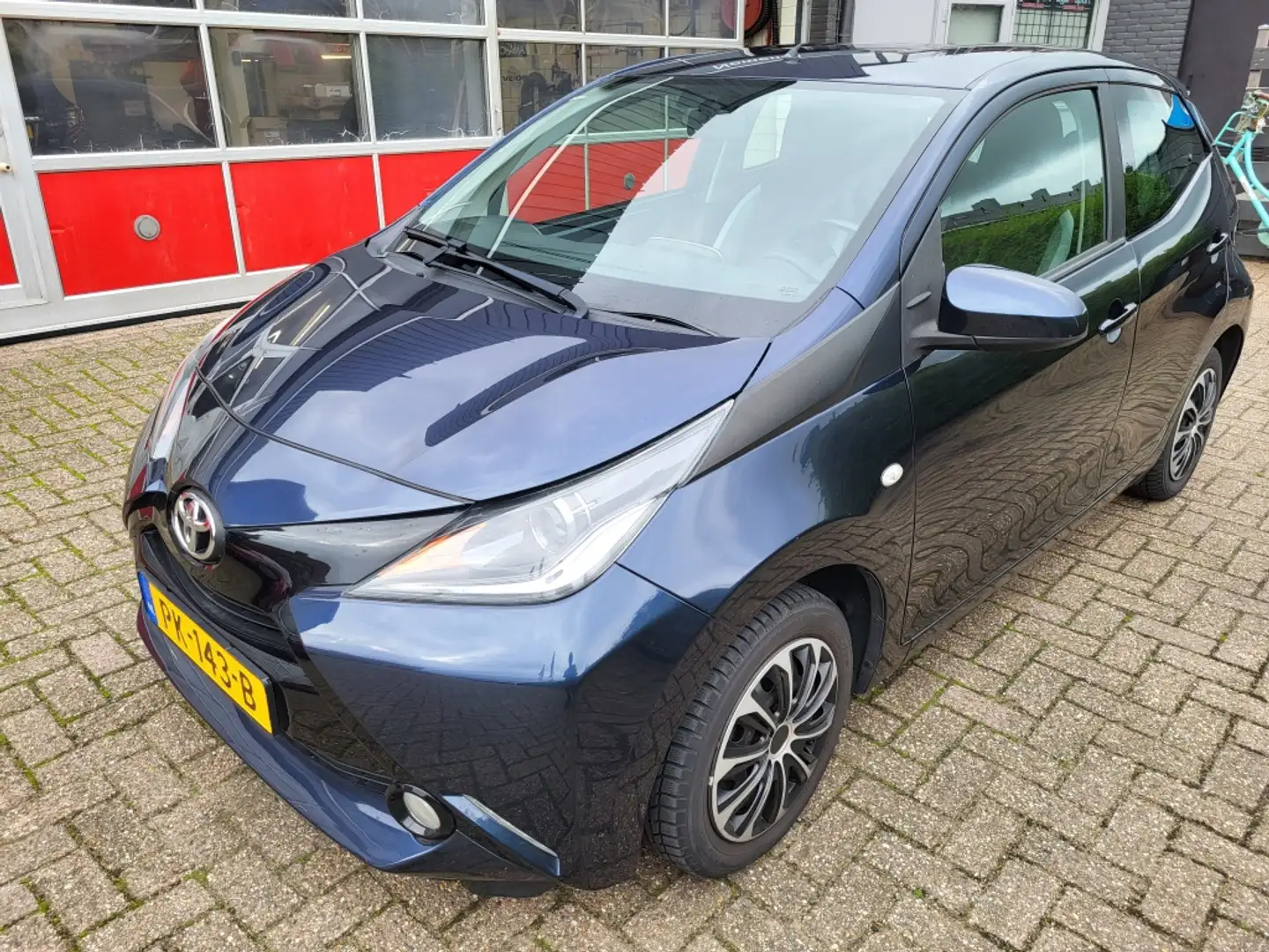 Toyota Aygo 1.0 VVT-i x-play/Automaat/Camera/Navi/Airco Blauw - 2