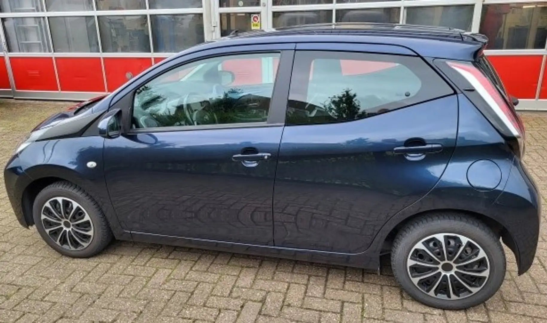 Toyota Aygo 1.0 VVT-i x-play/Automaat/Camera/Navi/Airco Blauw - 1