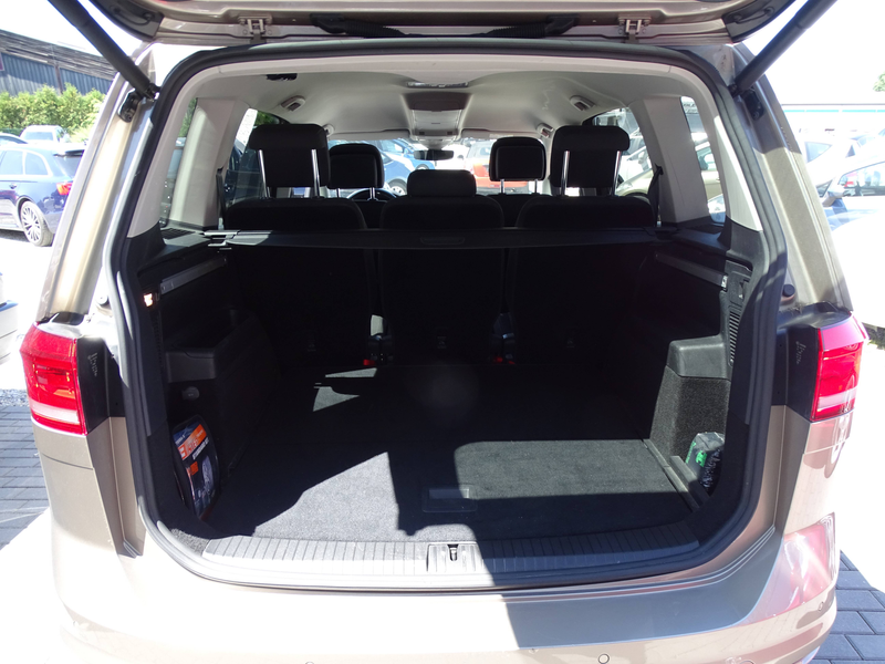 Volkswagen Touran Highline BMT/Start-Stopp DSG **LED / NAVI / KAMERA / WIPPEN** — photo 11