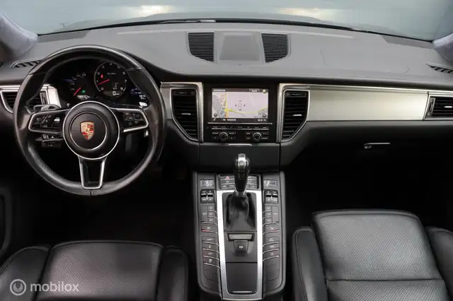 Porsche Macan view 3