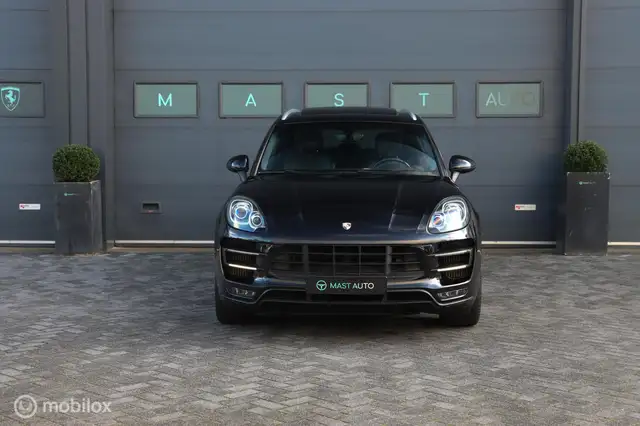 Porsche Macan view 2