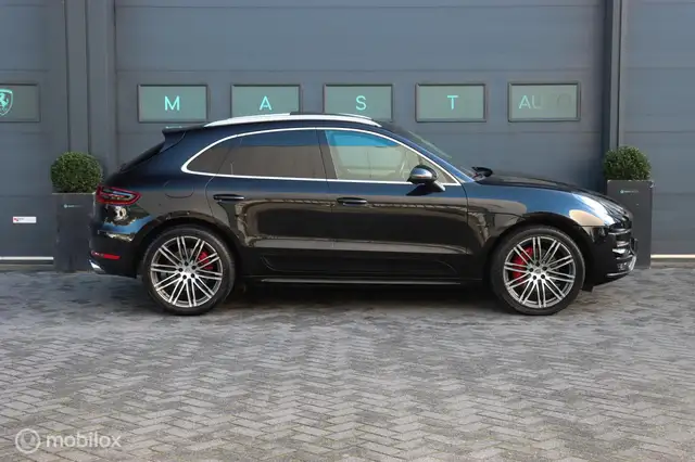 Porsche Macan view 5