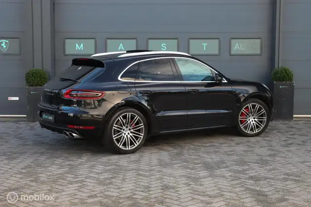 Porsche Macan view 8