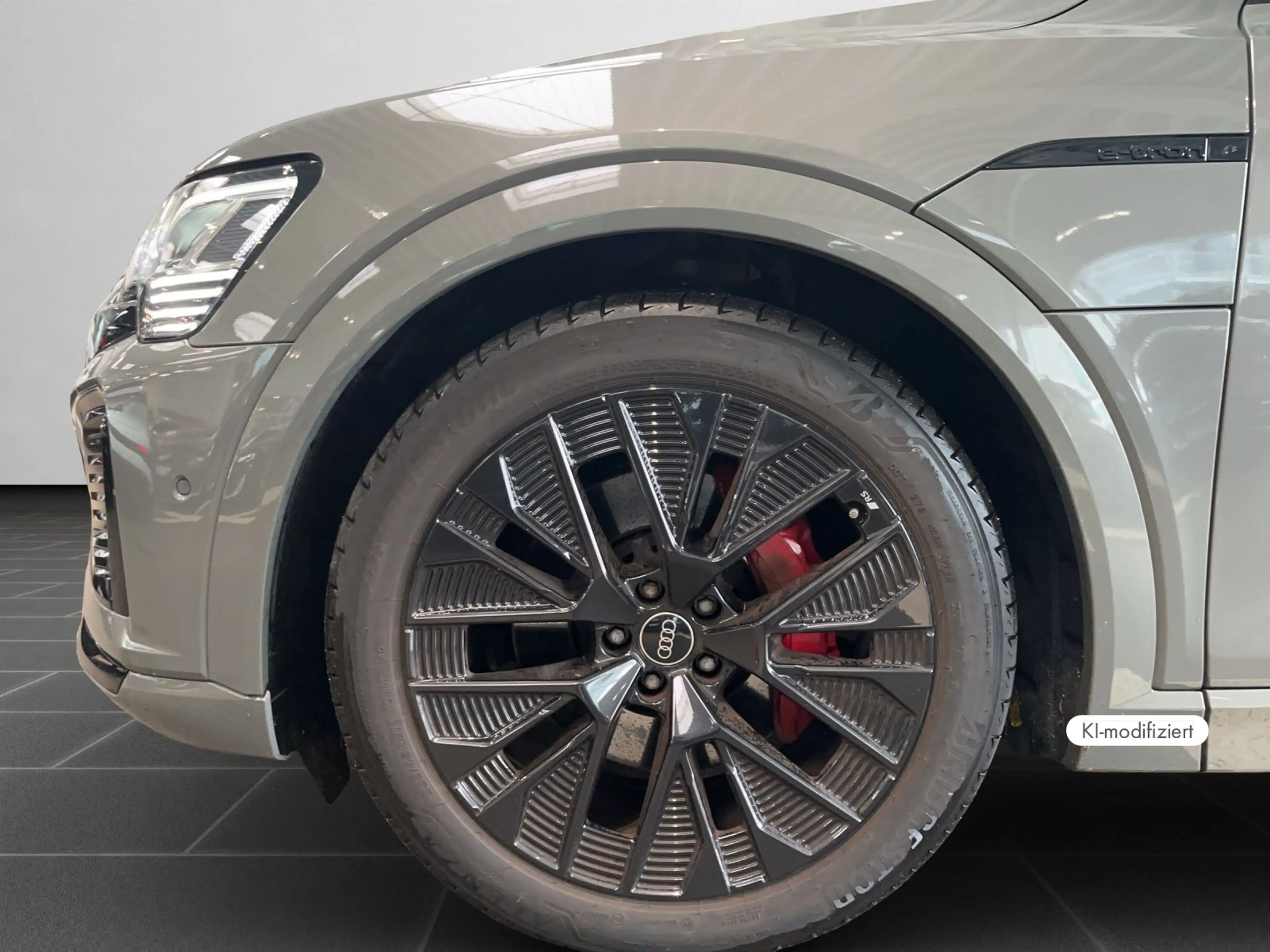 Audi Q8 e-tron S line 55 e-tron quattro 300 — photo 8