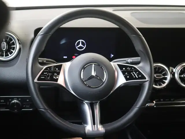Mercedes-Benz Eqb view 10