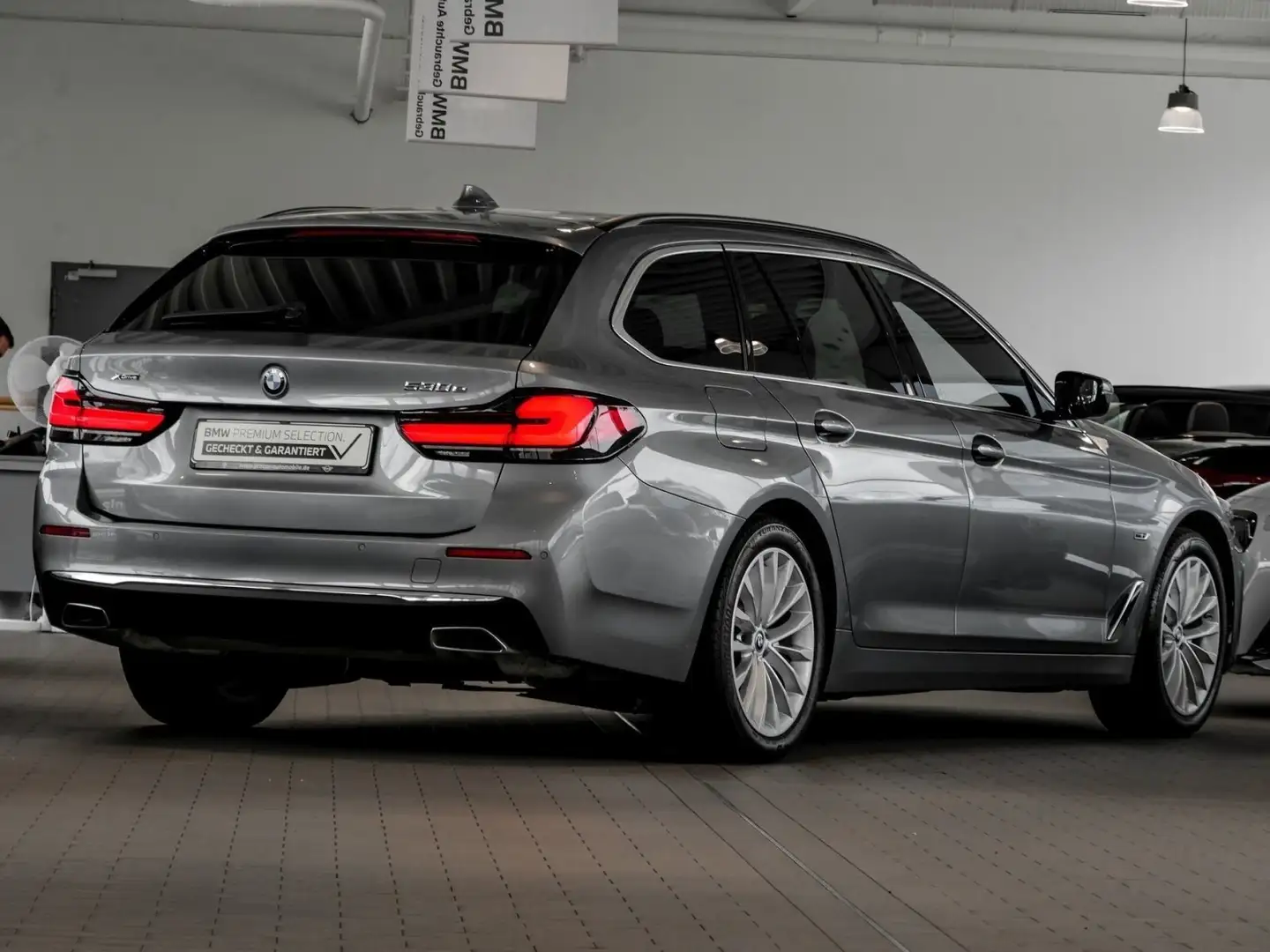 BMW 530 e xDrive Touring Luxury Line Pano Hifi LCProf Grijs - 2