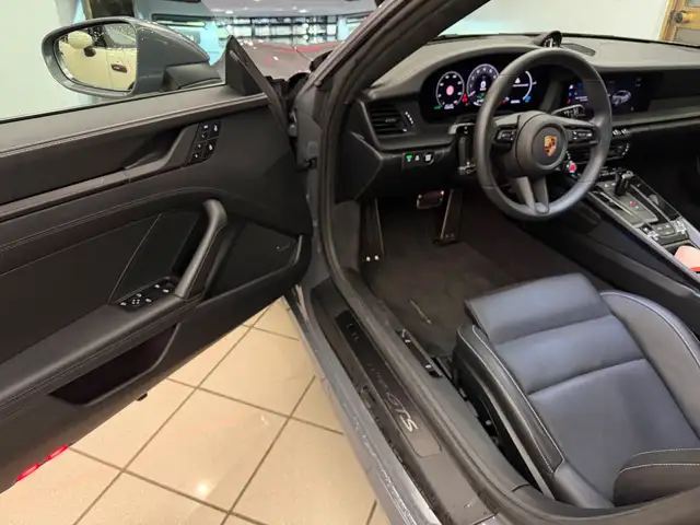 Porsche 911 view 6