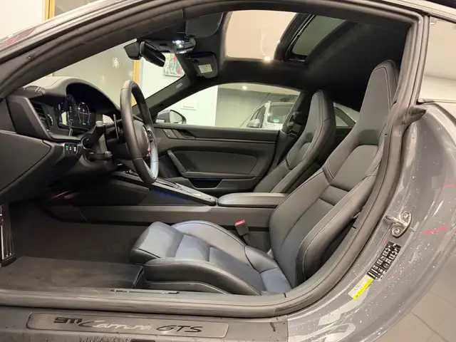 Porsche 911 view 7