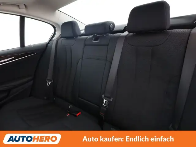 BMW 5 Series view 14