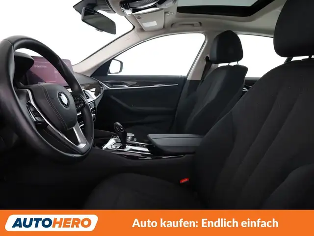 BMW 5 Series view 10