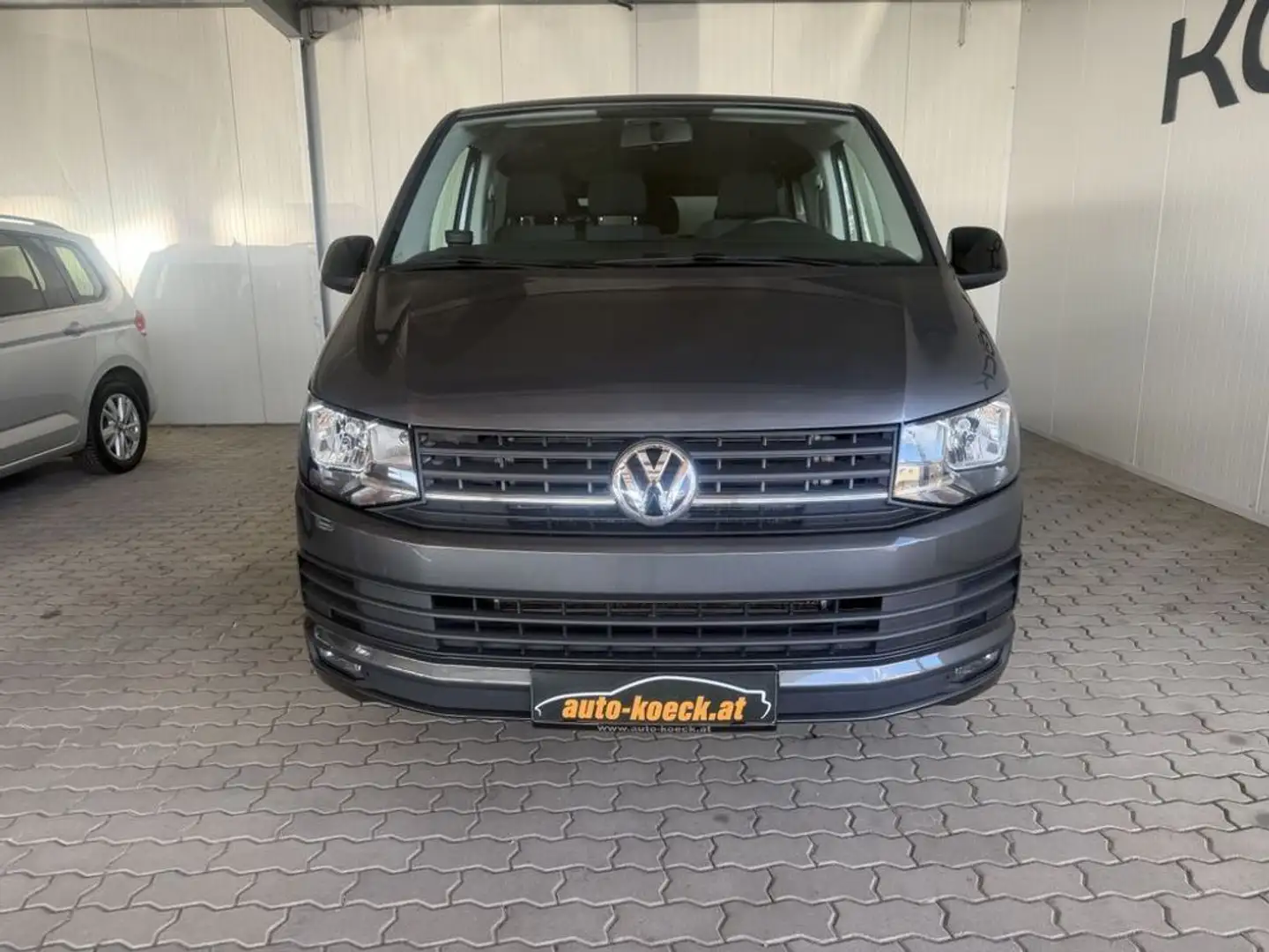 Volkswagen T6 Kombi lang 4Motion Grau - 2