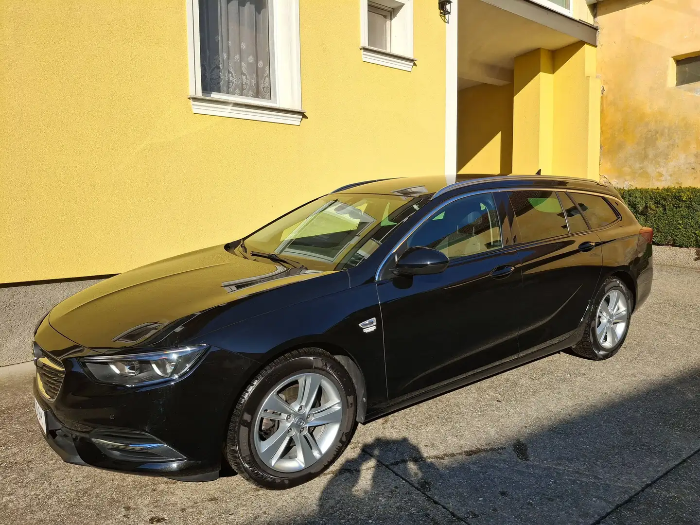 Opel Insignia Opel Insignia ST 1,6 CDTI BlueInjection Innovation St./ Kombi / Family Van Schwarz - 1
