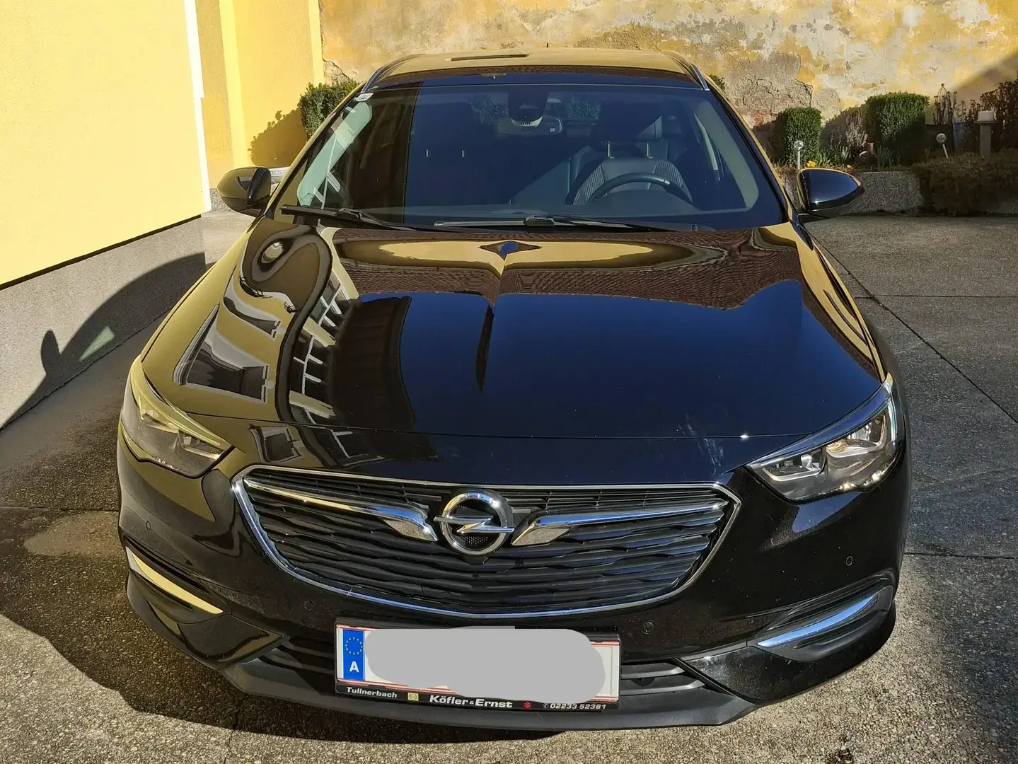 Opel Insignia Opel Insignia ST 1,6 CDTI BlueInjection Innovation St./ Kombi / Family Van Schwarz - 2