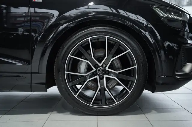 Audi Q8 view 7