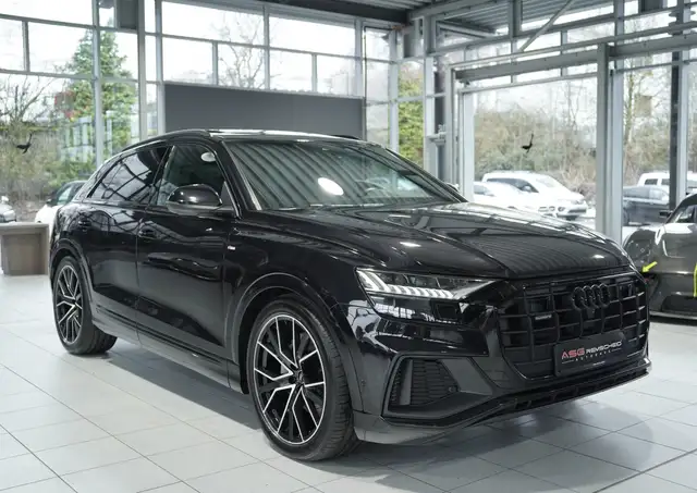 Audi Q8 view 5