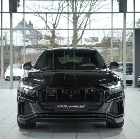 Audi Q8 view 3