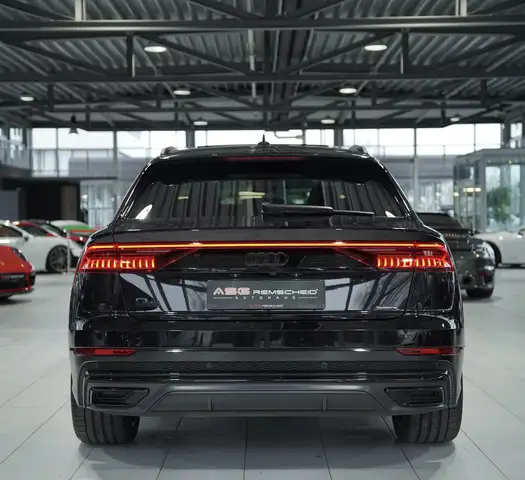 Audi Q8 view 9