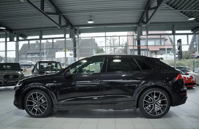 Audi Q8 view 11