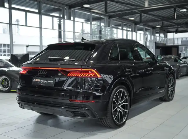 Audi Q8 view 8