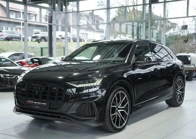 Audi Q8 view 4