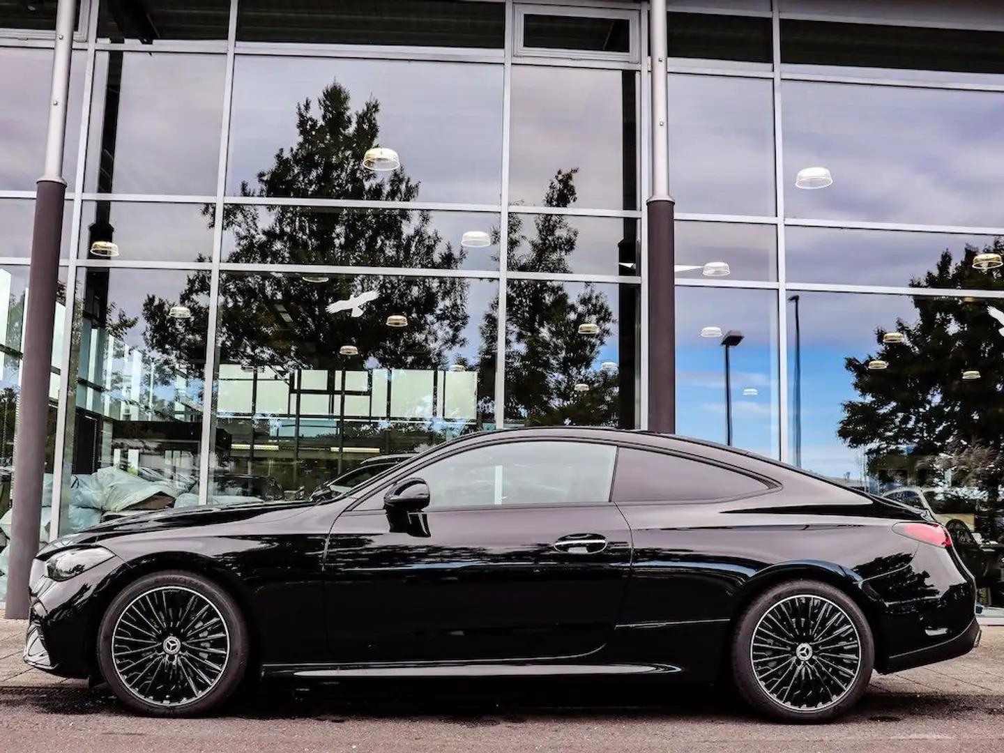 Mercedes-Benz CLE 220 d Coupe AMG Pano/AHK/Winter/Night/Kamera Schwarz - 2