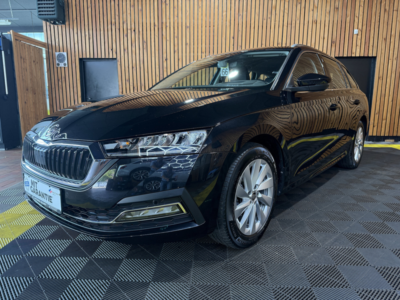 Skoda Octavia Combi 2,0TDI Style DSG Navi*LED*Head*AHK