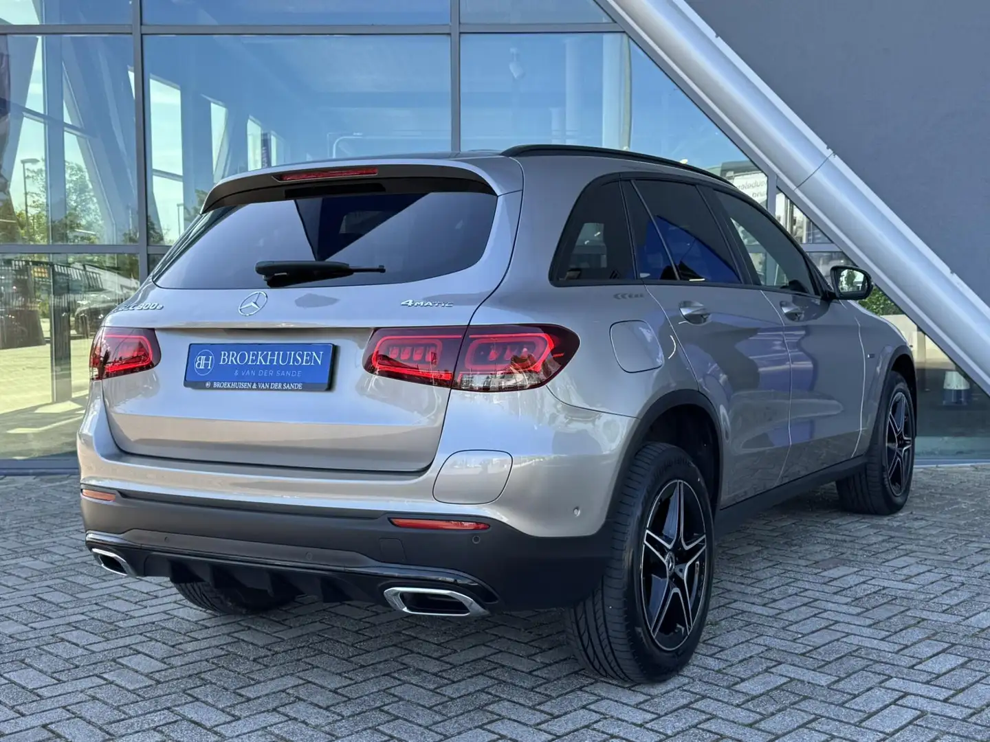 Mercedes-Benz GLC 300 300e 4MATIC AMG Night Pakket 320pk Panoramadak / 3 Goud - 2