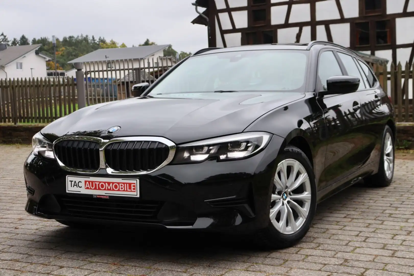 BMW 318 d touring Advantage LED*AHK*NAVI Schwarz - 1