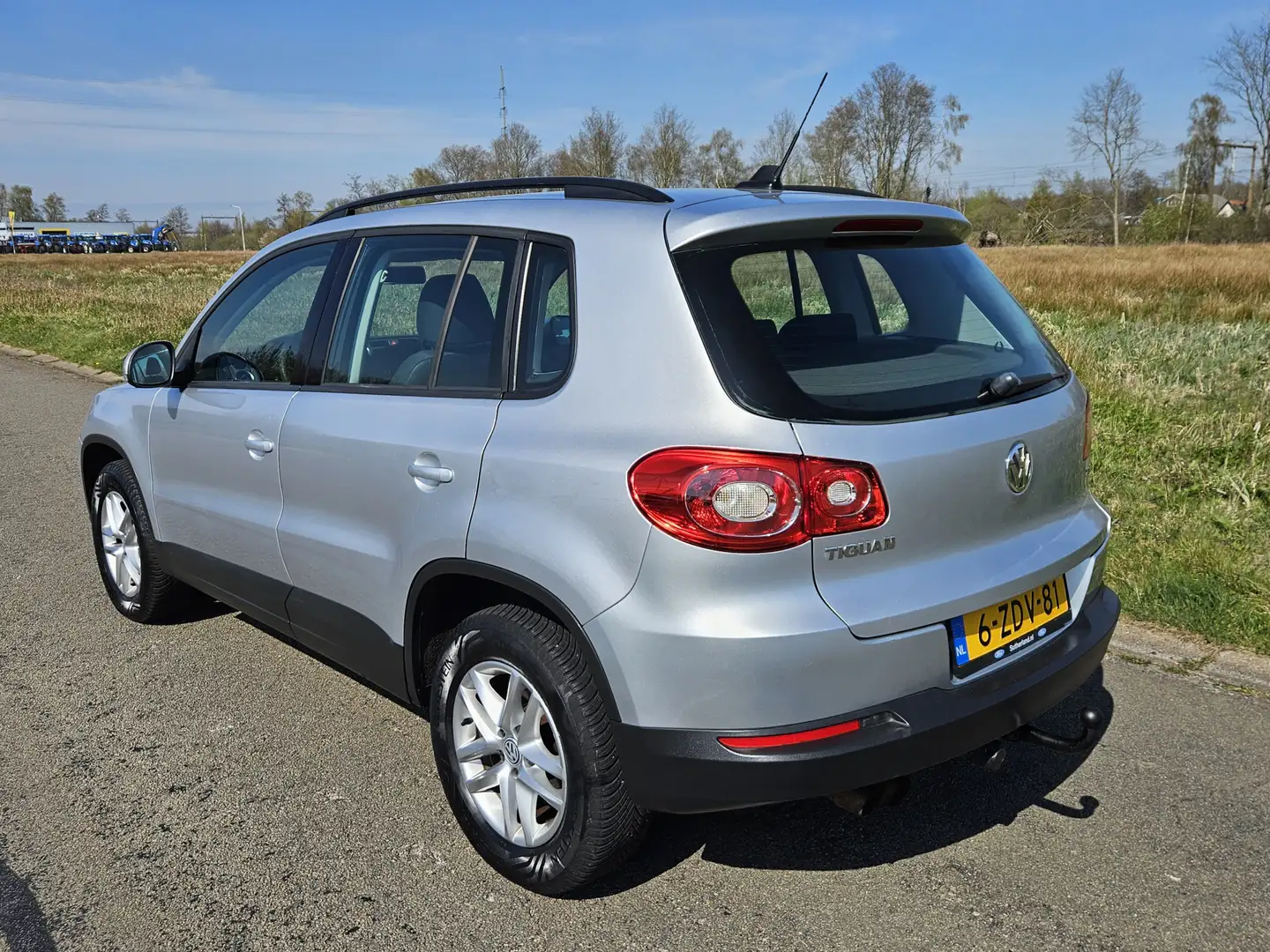 Volkswagen Tiguan 1.4 TSI Comfort&Design 4Motion Grijs - 2
