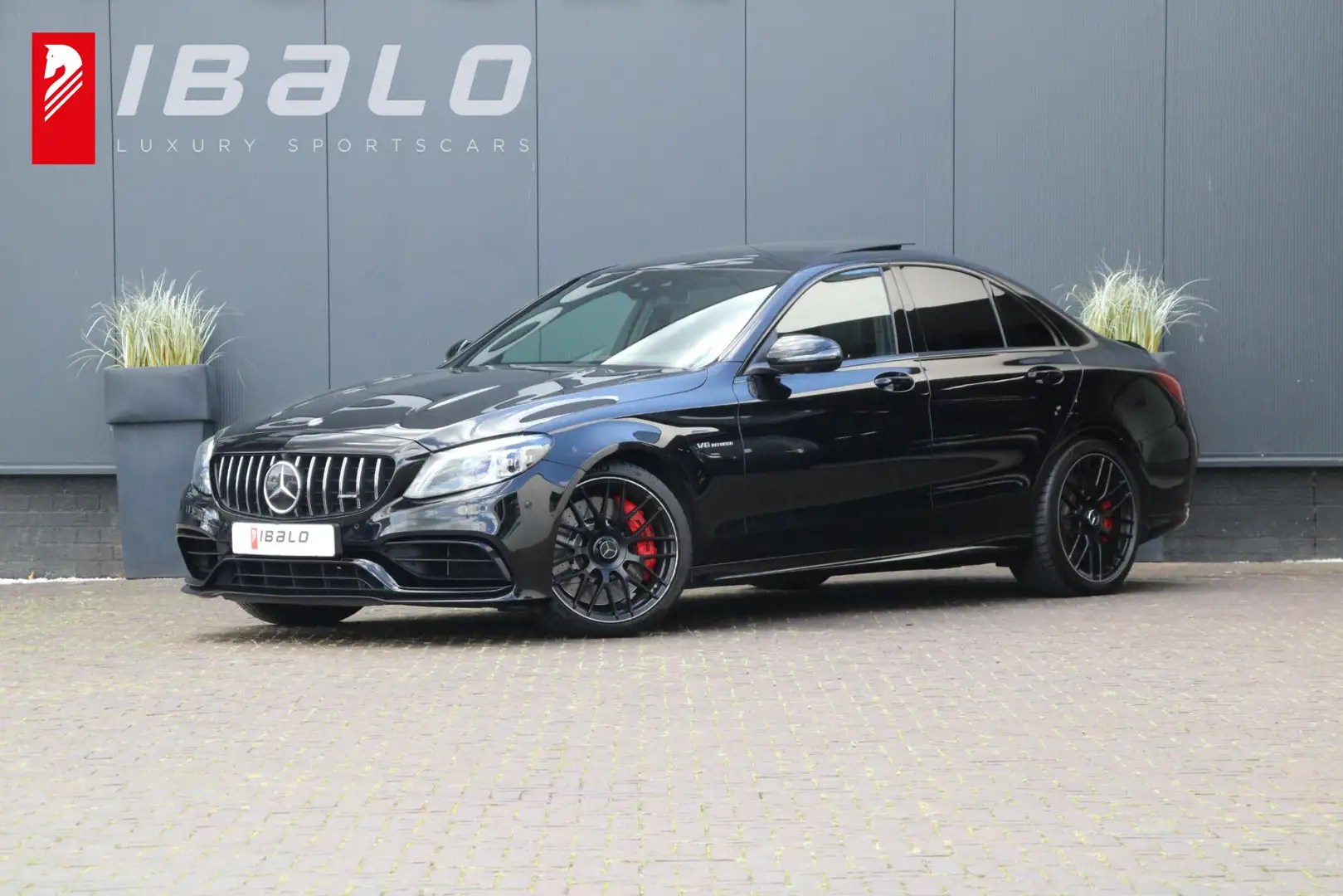 Mercedes-Benz C 63 AMG S Premium Plus | Pano | Trekhaak | Dealer | Zwart - 1