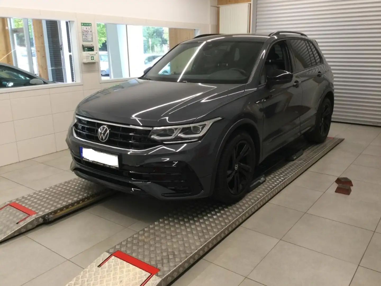 Volkswagen Tiguan R-Line MATRIX IQ.DRIVE BLACK STYLE NAVI Grau - 1