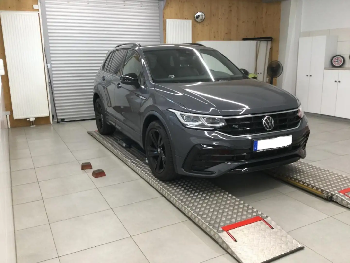 Volkswagen Tiguan R-Line MATRIX IQ.DRIVE BLACK STYLE NAVI Grau - 2