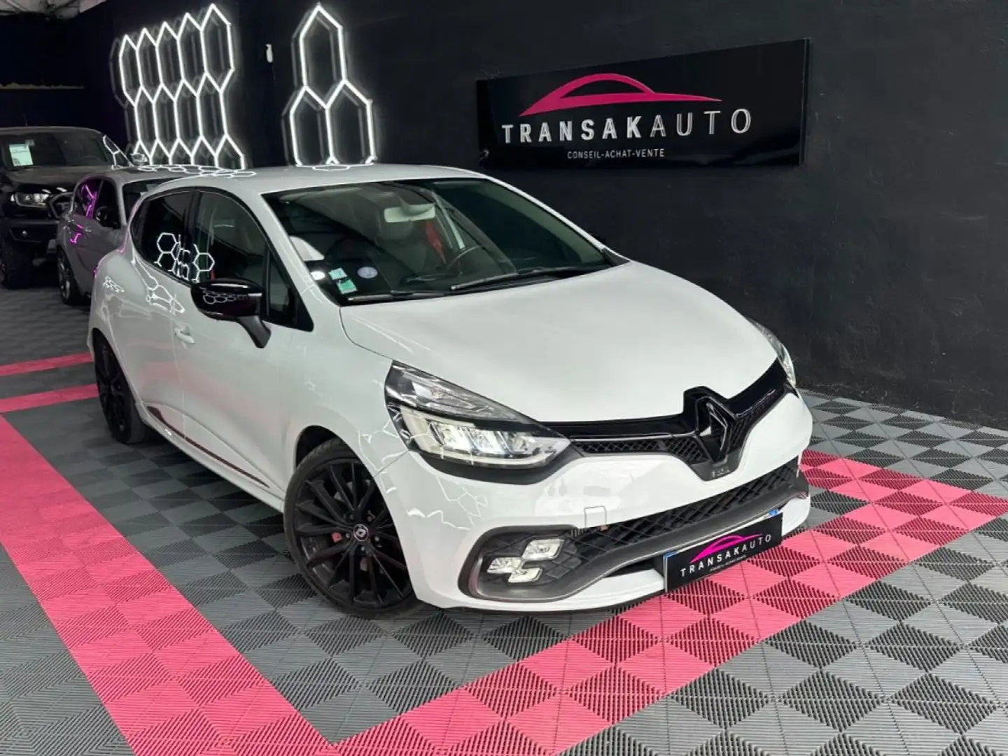 Renault Clio IV RS Trophy EDC 1.6 Turbo Energy 220 ch ~ Climatisation automatique ~ Feux full LED ~ Régulateur ~ Jantes noires 18 Blanc - 1