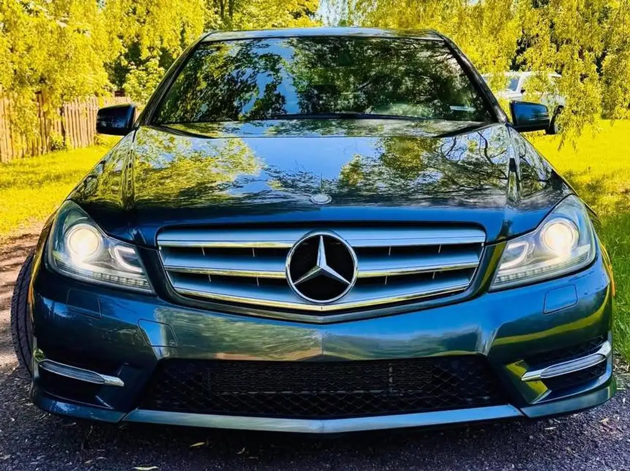 Mercedes-Benz C-Class снимка Mercedes-Benz C-Class