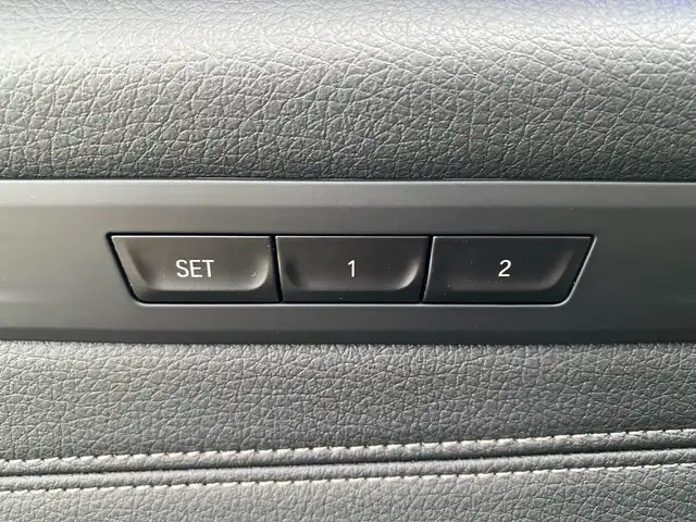 BMW 5 Series view 14