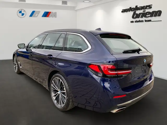BMW 5 Series view 4